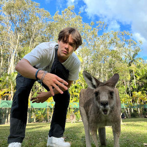 Meet your Posher, Levi